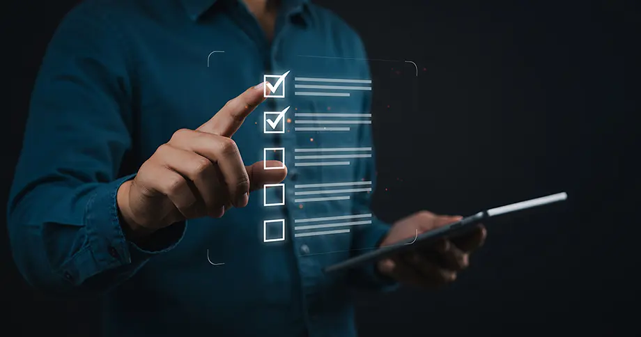 Mann tippt eine von fünf Checkboxen einer digitalen Checkliste an. Symbolisch für die neuen Auswahlfelder in Objektbeschreibungen in immoprofessional.